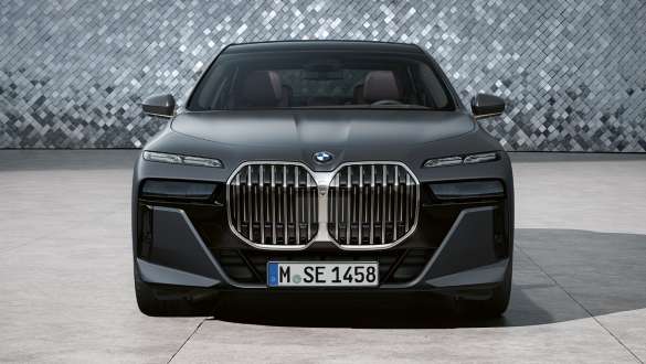 Vaizdas iš priekio BMW 7 serijos sedanas G70 ICE 740i M sport paketas BMW 7 serijos sedanas G70 ICE 740i M sport paketas pilkos metalizuotos Frozen Deep grey spalvos vaizdas iš priekio