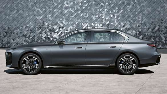 Vaizdas iš šono BMW 7 serijos sedanas G70 ICE 740i M sport paketas BMW 7 serijos sedanas G70 ICE 740i M sport paketas, pilkos metalizuotos Frozen Deep grey spalvos, 21 colio M lengvojo lydinio ratlankiai Star-spoke style 908 vaizdas iš šono
