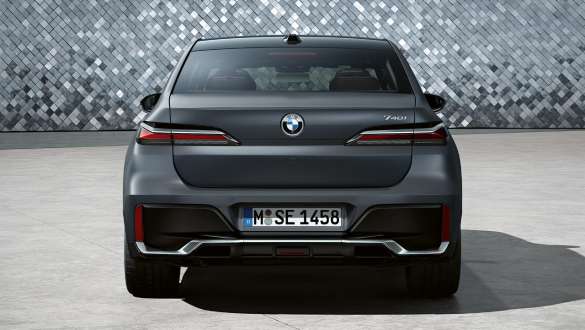 Vaizdas iš galo BMW 7 serijos sedanas G70 ICE 740i M sport paketas BMW 7 serijos sedanas G70 ICE 740i M sport paketas, pilkos metalizuotos Frozen Deep grey spalvos vaizdas iš galo