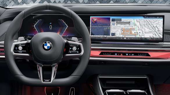 Vairuotojas valdo centrinį BMW ekraną Vairuotojas valdo centrinį BMW ekraną per jutiklinę funkciją