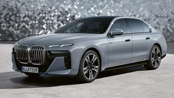 Vaizdas iš šono BMW 7 serijos sedanas G70 PHEV 750e xDrive Dravite Grey pilka metalizuota spalva BMW 7 serijos sedanas G70 PHEV 750e xDrive pilkos metalizuotos Dravite Grey spalvos vaizdas iš šono