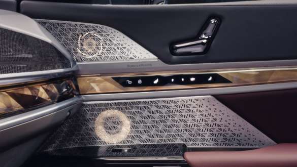 Bowers & Wilkins Diamond erdvinio garso sistema keleivio durelėse BMW 7 serijos sedanas G70 ICE 740i M sport paketas BMW 7 serijos sedanas G70 ICE 740i M sport paketas Bowers & Wilkins Diamond erdvinio garso sistema keleivio durelėse vaizdas iš arti