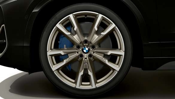 M sportiniai stabdžiai, BMW X2 M35i (F39) M sportiniai stabdžiai, BMW X2 M35i (F39) juodos metalizuotos <i>Sapphire Black</i> spalvos, priartintas ratlankio vaizdas