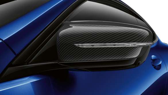 M Carbon eksterjero paketas BMW M850i xDrive kupė G15 LCI Facelift 2022 BMW M850i xDrive kupė G15 LCI 2022 Facelift mėlynos metalizuotos M Portimao Blue kėbulo spalvos M Carbon eksterjero paketas šoninio veidrodėlio korpusas vaizdas iš arti