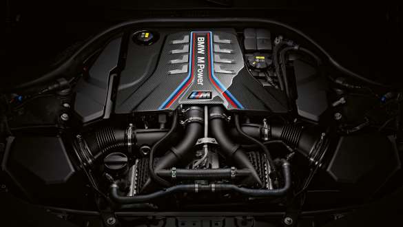 M TwinPower Turbo aštuonių cilindrų benzininis variklis BMW M8 Gran kupė F93 LCI 2022 BMW M8 Gran kupė F93 LCI Facelift 2022 BMW Individual Frozen Pure Grey pilkos metalizuotos kėbulo spalvos trijų ketvirčių vaizdas iš priekio galo žemu kampu