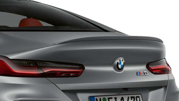 Kėbulo spalvos M galinis aptakas BMW M8 Gran kupė F93 LCI Facelift 2022 BMW M8 Gran kupė F93 LCI Facelift 2022 BMW Individual Frozen Pure Grey pilkos metalizuotos kėbulo spalvos, kėbulo spalvos M galinio aptako vaizdas iš arti